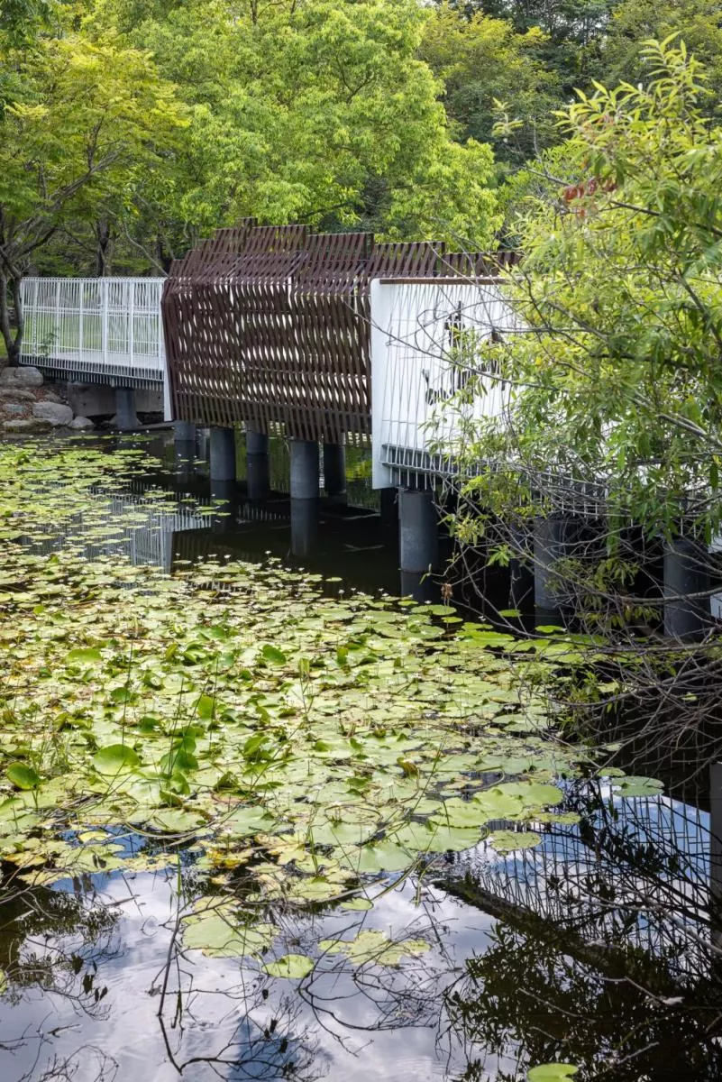 另一座名為植生棧的橋,除了延續混凝土的面料,也巧妙地揉入鋼板素材,透過簍空的雕刻,去形塑台灣獨有的原住民文化,強化原住民對自然景觀的重視與尊敬,勾勒太魯閣族的人生五大幸事:狩獵、豐收、祖靈信仰、小米,以及感恩祭。