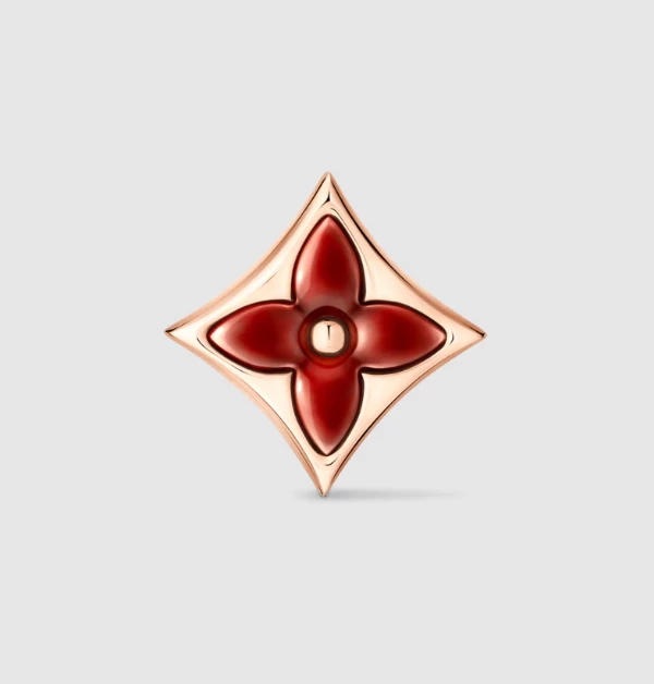 這款獨特的「Color Blossom Star」耳釘,精緻糅合閃爍迷人的玫瑰金和手工拋光的亮澤紅玉髓,精雕細琢的寶石為舉世聞名的LV Monogram老花圖案注入耳目一新的活力。