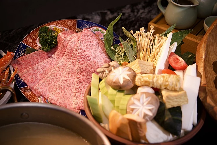 「二本松涮涮屋 本館」藏在大安區靜巷裡,走出大安捷運站不到幾分鐘,氣氛卻像切換到另一個世界。
