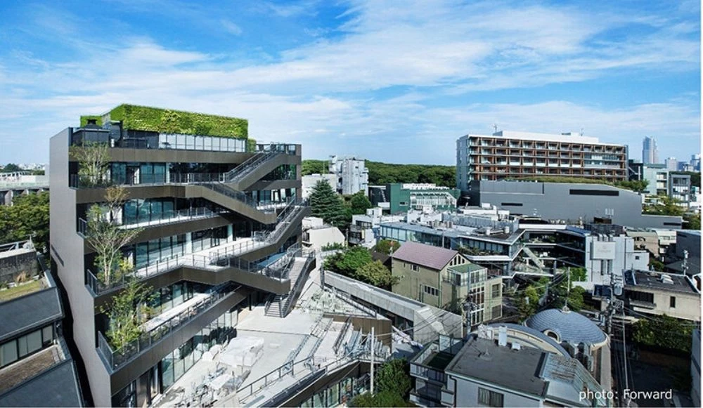作為義大利奢侈品牌 Prada 的御用建築團隊,OMA 擅長透過設計賦予建築更多文化層次。原宿 Quest 另一側的立面則採用階梯式量體堆疊,向原宿方向延展成多個露台,為各類活動提供開放空間。除了種植綠意植栽,也透過階梯式垂直動線,引導人群進入建築之中,並在二樓打造開放式的活動廣場,與鄰近社區展開另一種對話。