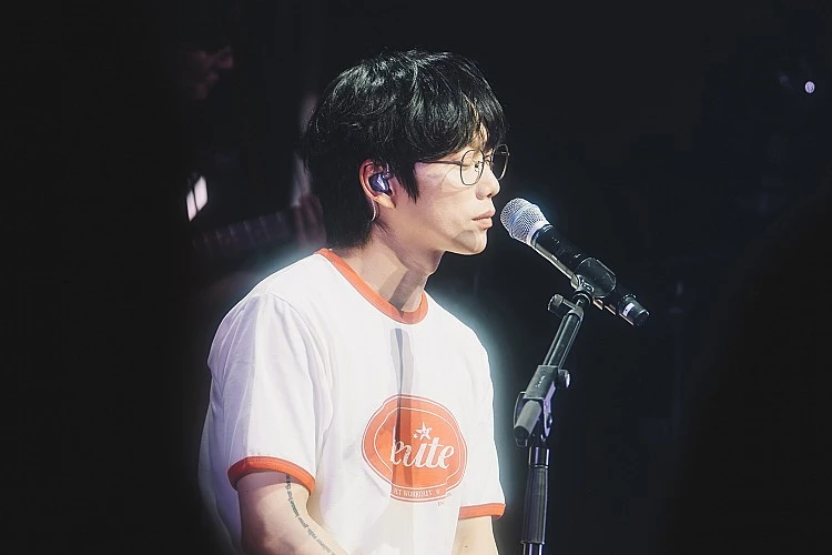 近日 10CM 更宣告將舉行全新巡演「2026 10CM Asia Tour <To 10CM: Chapter 1」,並預定在 3 月 20 日重返台北開唱,這將是他出道至今第四度訪台,也讓歌迷開心不已。