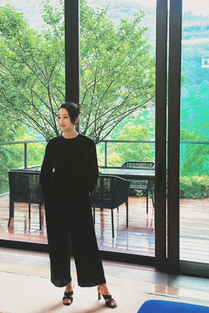 周迅減齡穿搭6:圓領針織+全黑寬褲|時髦懶人