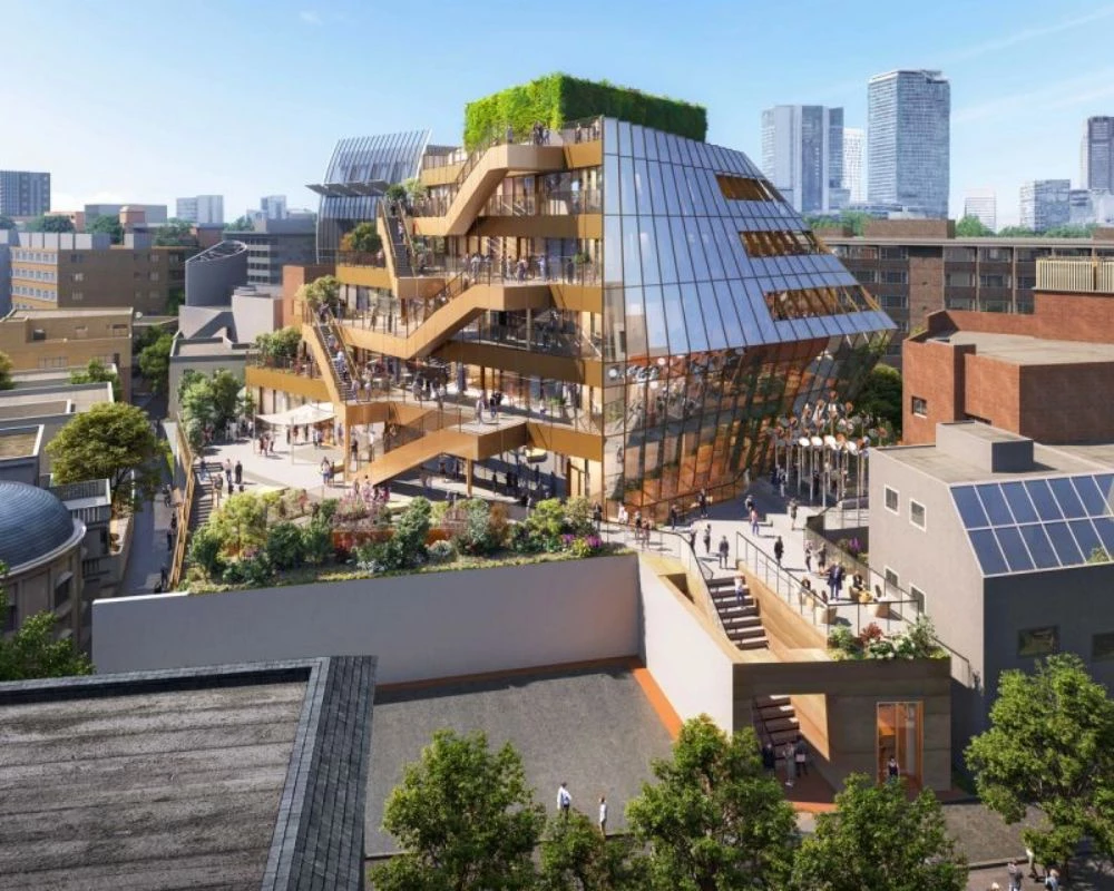 全新原宿 Quest 將於 2025 年 9 月 11 日正式開幕,建築共規劃為地上六層、地下兩層。一樓至四樓為咖啡店與購物空間,五至六樓則為餐廳樓層;地下一樓設有音樂與餐飲的複合空間,地下二樓則為大型快閃展演與活動空間。鄰近東京「原宿車站」,步行 5 分鐘可達。透過雙面立面設計,象徵這裡是新舊交融的節點,不再侷限於傳統百貨中心的形式。