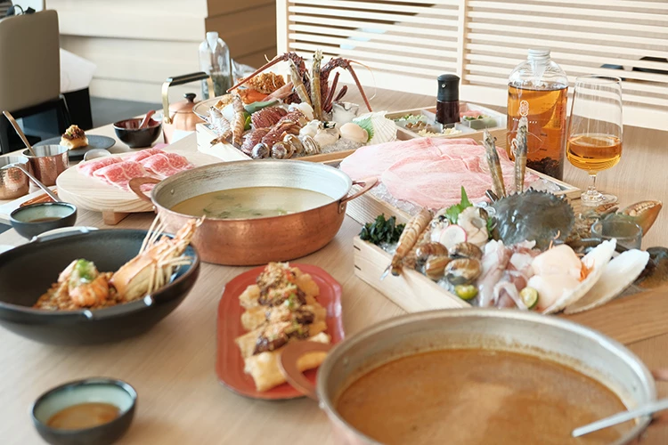 油脂與肉香在粵式湯底的包裹下特別出色。若想升級,還能選日本A5黑毛和牛肋眼,油花細密、口感軟嫩,是整套餐中最具亮點的奢華選項。