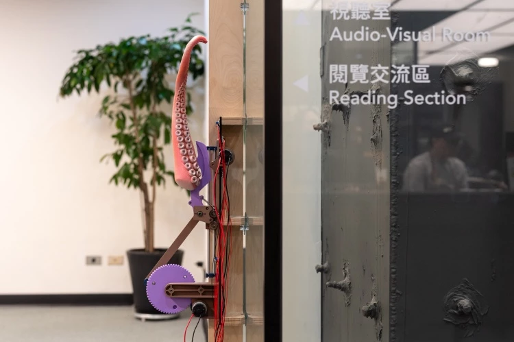 國家兩廳院表演藝術圖書館羅智信展覽《KnockKnock#4_ 章魚觸手》.