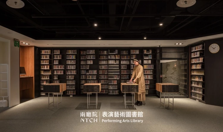 國家兩廳院表演藝術圖書館位於戲劇院廣場側邊電梯,可搭乘電梯至B1