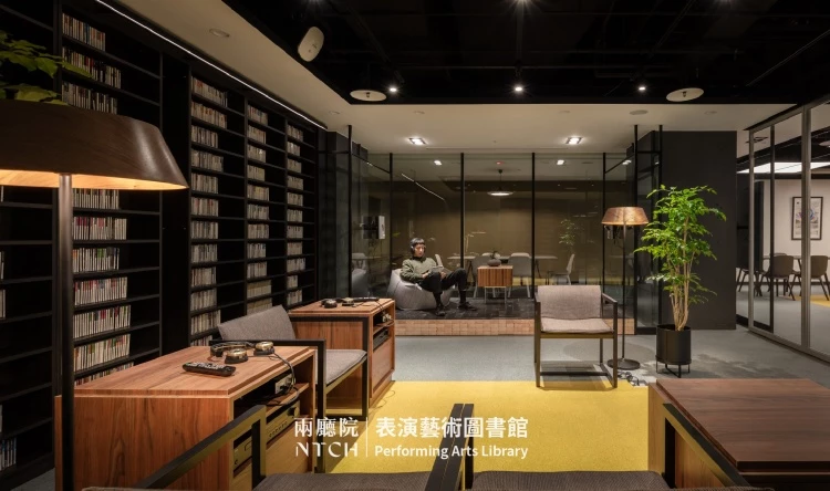 國家兩廳院的秘密地點:表演藝術圖書館,館藏、空間充足,也有沙發區可供館內閱讀