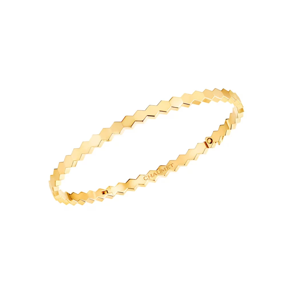 巴黎尚美的 Bee de Chaumet 像一首以自然為靈感的小品。4毫米寬度輕巧不負擔,而蜂巢狀六角金塊沿著手腕環繞,以規律的方式反射光線,像金色蜂巢在皮膚上綻放光點。它的氣質有一種罕見的靈動與溫度,既有建築般的俐落,又帶著自然界的生命力。這款手環非常適合疊戴,因為線條乾淨,不會搶奪視覺焦點;同時單戴也能展現低調的奢華感。如果你喜歡結構、節奏與亮度兼具的珠寶,這款一定會讓你上癮。
