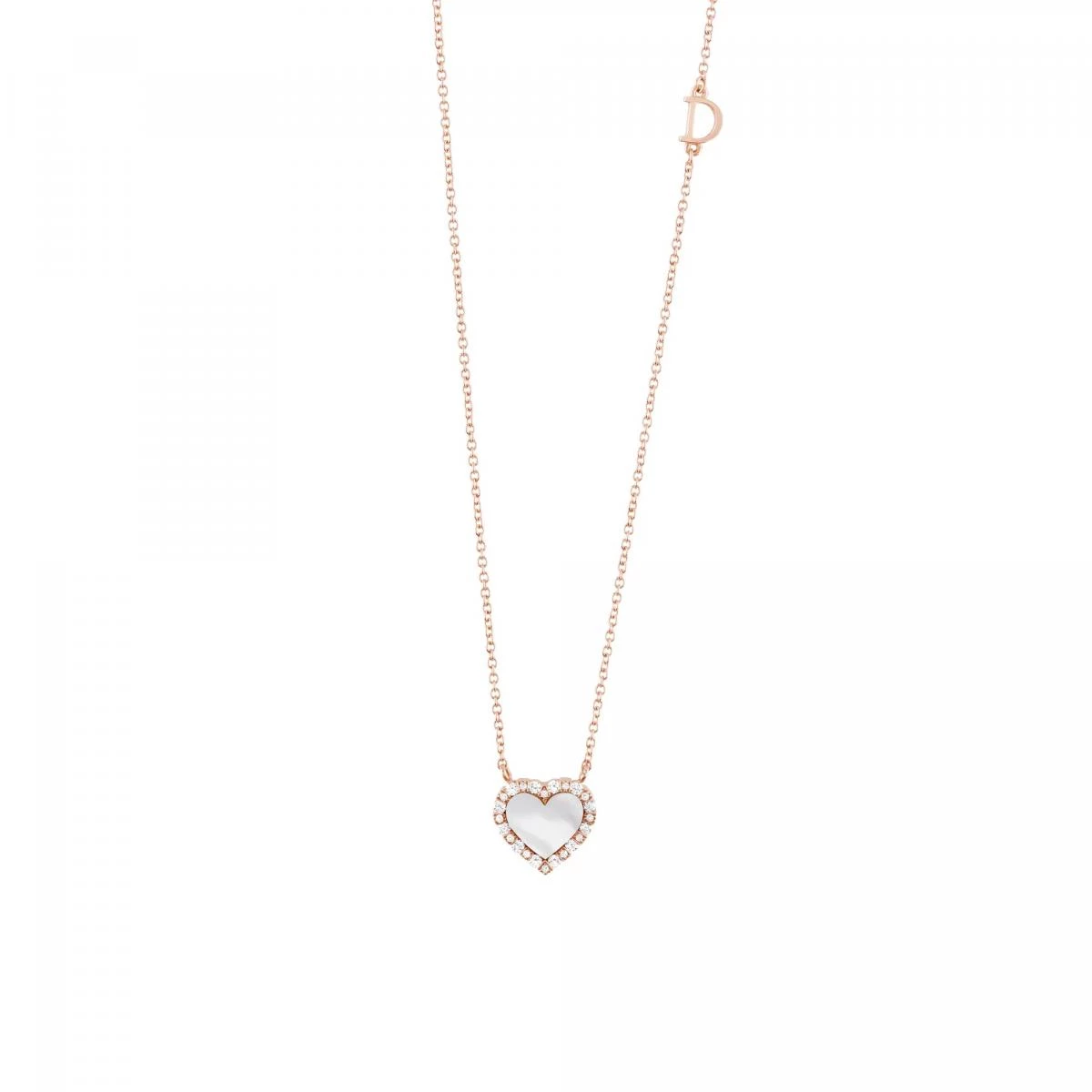 Damiani 的 Belle Époque 系列，中文意為「美好年代」。這款18K玫瑰金心形吊墜，以珍珠母貝為底，周圍鑲鑽點綴，並藏有一個小小的「D」字設計。