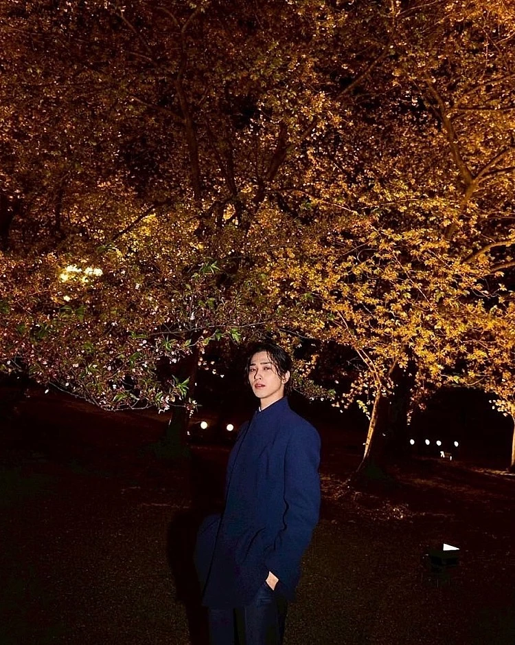 就讀小六時，他在原宿街頭被星探邀請加入Stardust事務所，展開演藝旅程。早期主要以時尚雜誌模特兒身分活動，曾是《nicola》的男模，清秀外型與濃密睫毛讓他在人氣居高不下，奠定日後進軍戲劇的基礎。