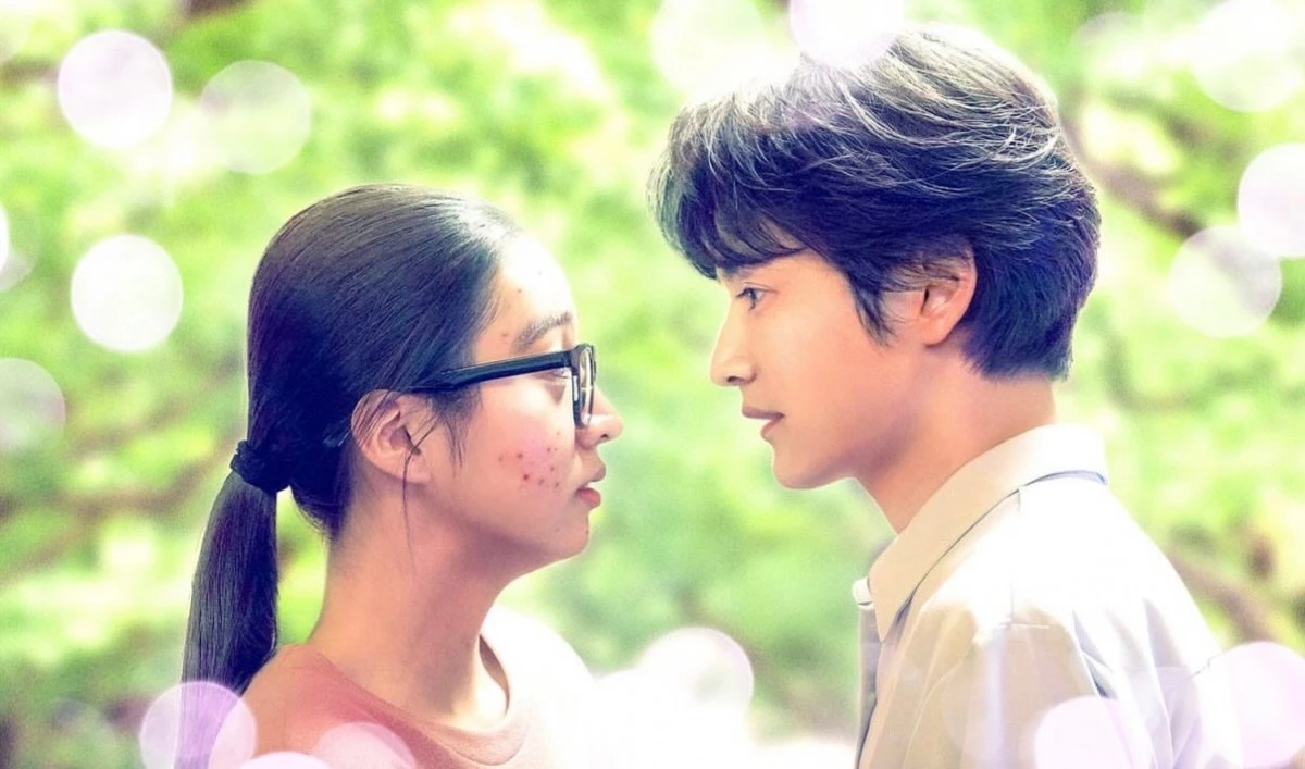 2025 年木村光希與渡邊圭佑主演日本真人版《女神降臨》,她飾演因外貌自卑、透過化妝改變人生的谷川麗奈,片中不只要展現華麗妝容後的女神模樣,也必須以雀斑、粗眉、痘痘等「素顏造型」登場,與她過去光鮮亮麗模特兒形象形成強烈對比,她也從高中一路演到成年,必須處理戀愛、自信、夢想與成長等不同階段,也讓更多觀眾見識到木村光希搞笑與扮醜的親民形象,讓她大大提升國民好感度,也更加讓人期待她往後的發展。