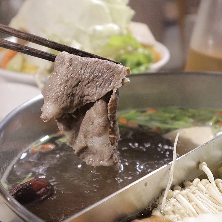 市民大道向來是深夜食堂一級戰區,但真正藏得夠深、又讓人吃一次就牢記的,其實是這家「籐集火鍋」,外表毫不張揚,像你家樓下的普通店面。