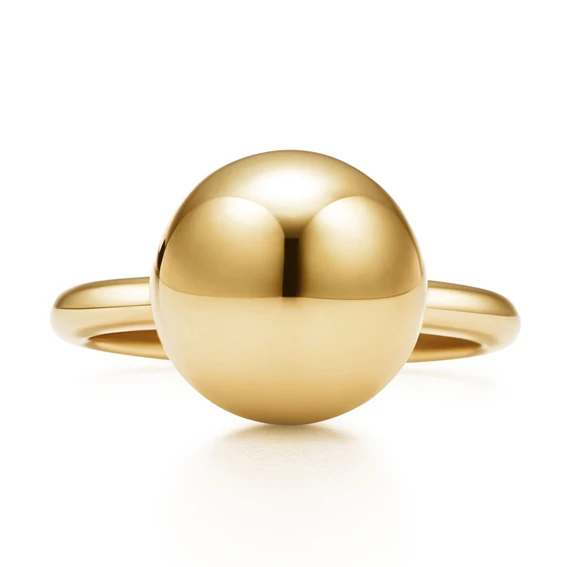 Tiffany Hard Wear系列，12mm球形18K金戒指，44,000元。