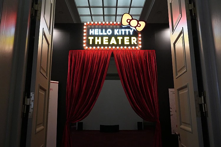 「Hello! Evolution」展區則特別推出由日本知名影像導演牧野惇製作的原創影像作品，透過影音形式展現 Kitty 五十年來形象、風格、周邊設計如何變化。