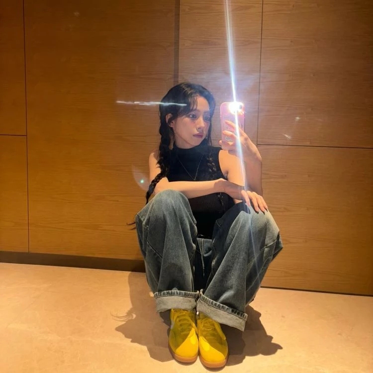 Karina以黑色針織背心搭配寬版牛仔褲，營造出俐落又慵懶的氣場。