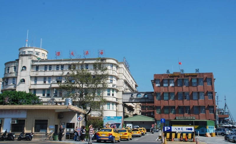 坐落於基隆港灣西岸 1 號碼頭旁的海關大樓（亦稱：基隆關，全名：財政部關務署基隆關），於 1967 年落成，為中華民國財政部關務署所轄四個海關之一，扼守台灣北部沿海的國境門戶。然而，隨著時間推移，建築物逐漸老化、年久失修。如今，它即將迎來嶄新的蛻變——在 UPGA 許偉揚 . 瓦建國際設計和粘世孟建築師事務所操刀下，設計團隊嘗試為港灣注入更多可能性，打造象徵基隆城市更新的全新地標建築。