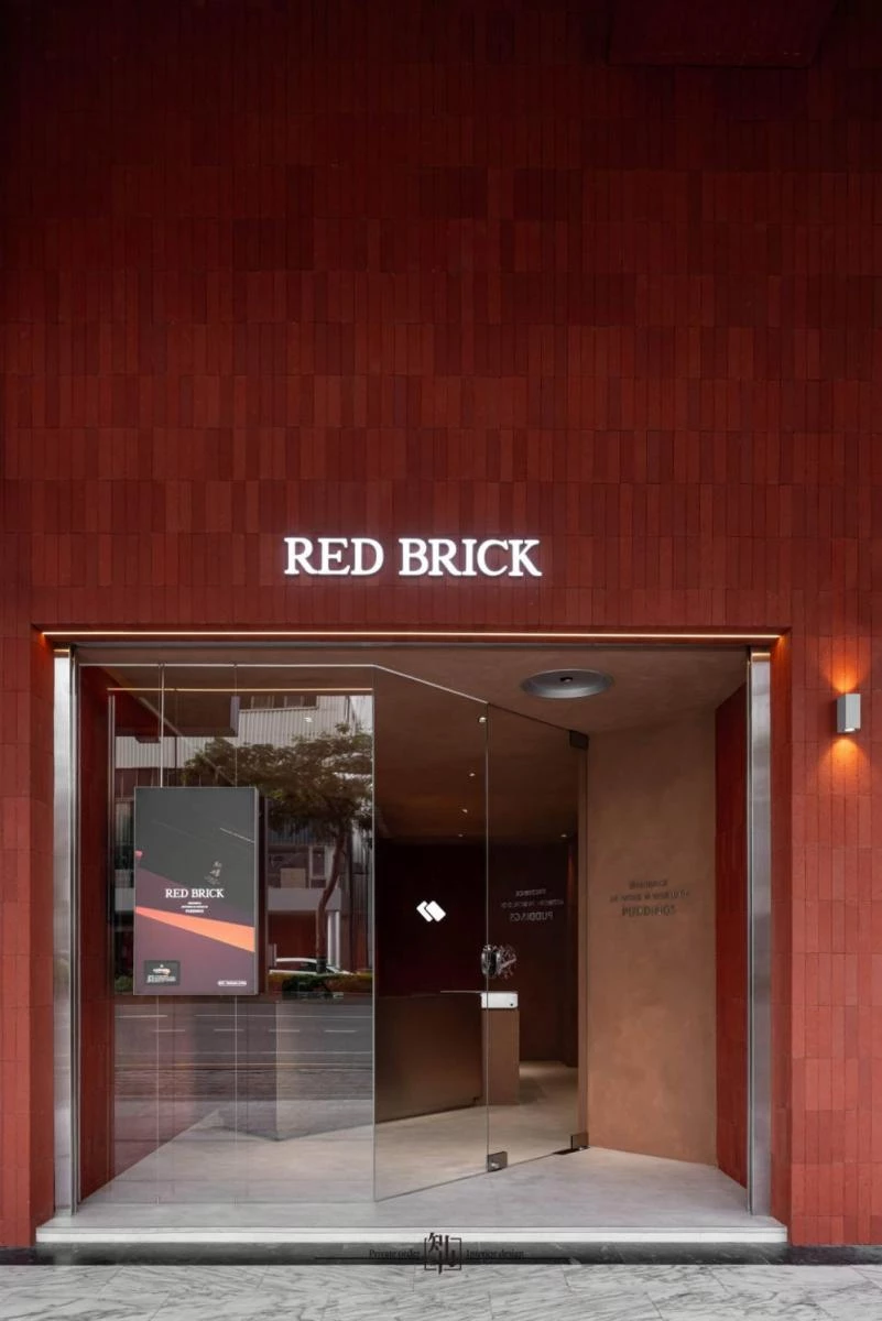 在台南這座文化與美食交織的城市中,擁有 35 年歷史的紅磚布丁 Red Brick,不只是布丁界的代表名店之一,更以其驚艷的空間設計,成為最美麗的街頭風景之一。品牌攜手知名設計團隊知冉設計,跳脫傳統甜點店框架,融合台南傳統紅磚語彙與現代極簡主義,打造出一座充滿對話感的建築作品。大面積的窯燒紅磚立面呼應府城歷史溫度,值得你親自造訪。