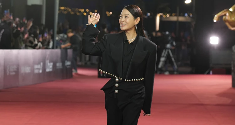 久未拍長片的三棲女神劉若英，這次以《我們意外的勇氣》入圍最佳女主角，一上紅毯就吸引所有目光。她穿了一襲簡約卻很有設計感的俐落西裝，線條乾淨，卻散發溫暖的珍珠裝飾光澤，整個人看起來優雅又自在。