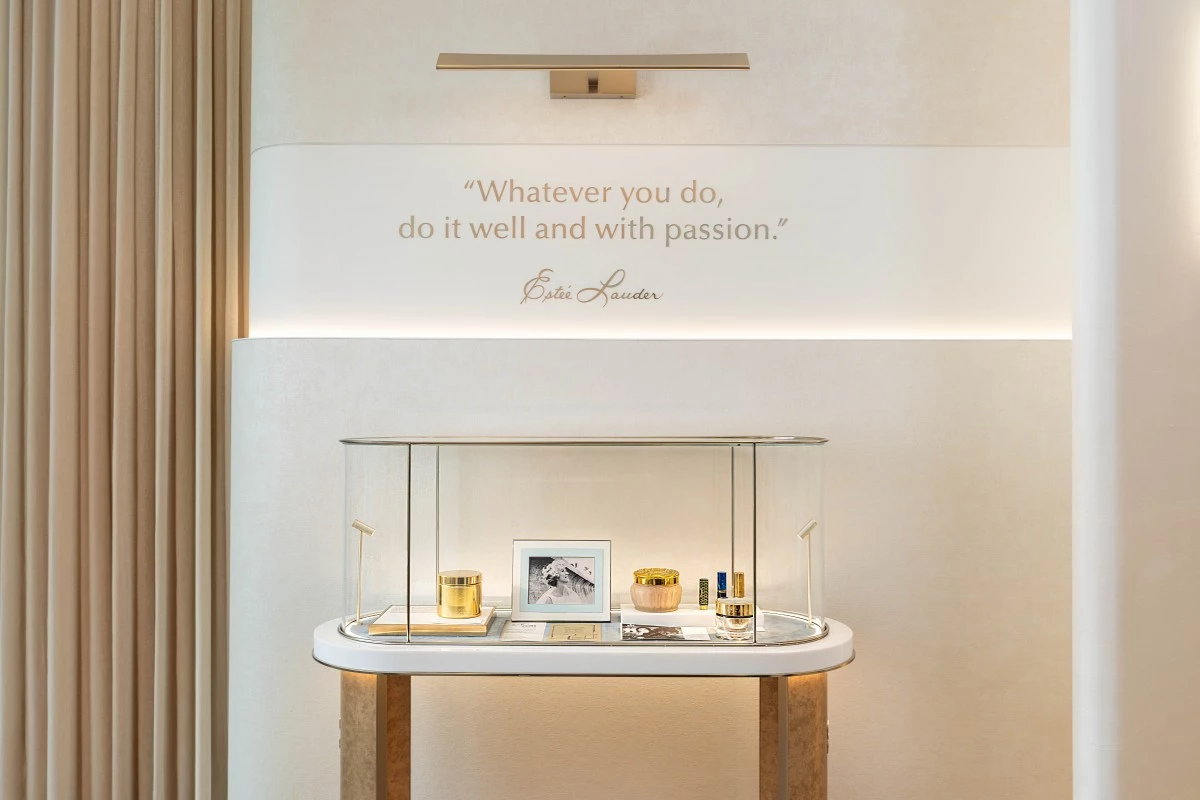 空間設計細節亦向品牌創辦人 Estée Lauder 雅詩蘭黛夫人致敬