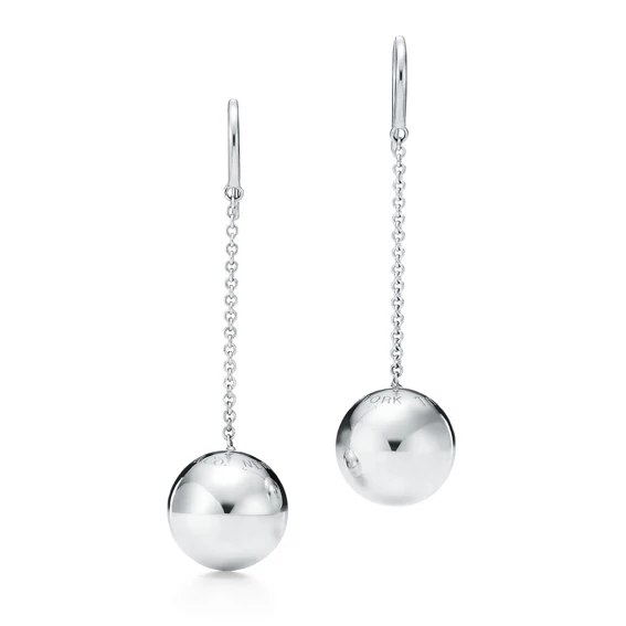 Tiffany Hard Wear系列，垂墜式球形純銀耳環，12,000元。