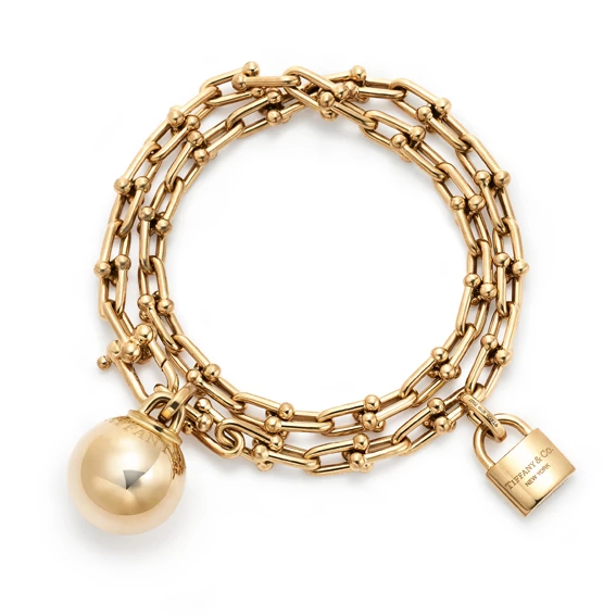 Tiffany Hard Wear系列，垂墜球形與鎖扣18K金雙圈手鍊，248,000元。