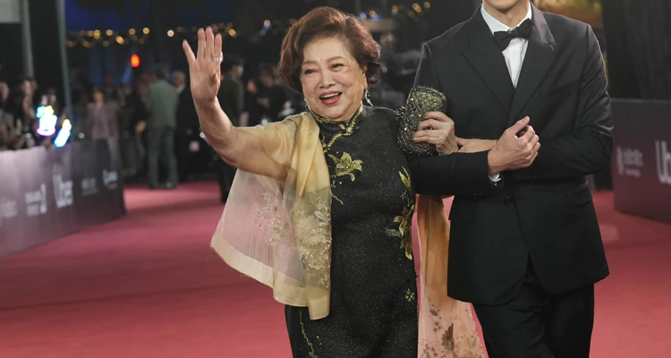 終身成就獎得主陳淑芳，以超過80歲的優雅氣度再次站上金馬紅毯，氣場依舊令人讚嘆。她的合身刺繡旗袍造型簡約高級，線條乾淨俐落，妝容自然透亮，每一個微笑和步伐都散發出從容自信的魅力。