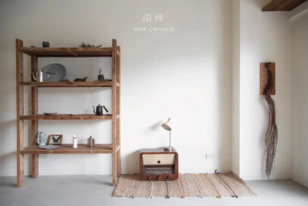 空間以木質家具與復古竹編椅背為主,搭配毛玻璃與半圓設計的出餐口,讓視線在每個轉角間流動,處處透露詩意文青氣息。