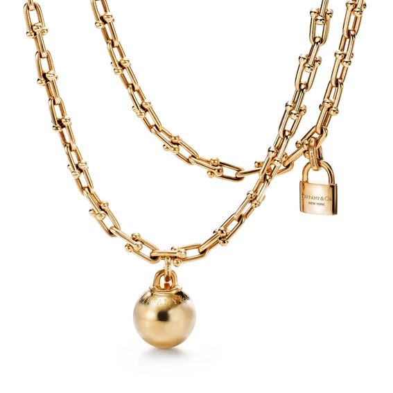 Tiffany Hard Wear系列，垂墜球形與鎖扣18K金雙圈項鍊，515,000元。