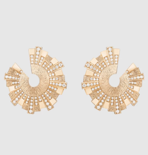 Piaget「Sunlight」玫瑰金宮廷式雕刻耳環,NTD 525,000 