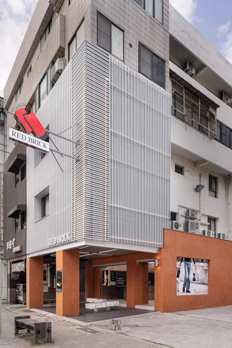 知冉設計為 Red Brick 打造兩家台南門市:安平店、崇信店,成為台南極簡的建築地標之一,紅色窯燒立磚的鋪陳,為整體空間增添侘寂氛圍。不全然只是為了買好吃布丁,而是透過空間的形塑,調慢客人在店內的時間。作為一個 35 年的甜點品牌,不全然只是透過商業空間盈利,而是帶領客人重新感受這座府城的人氣味,讓年輕的消費者更喜歡腳下的土地。