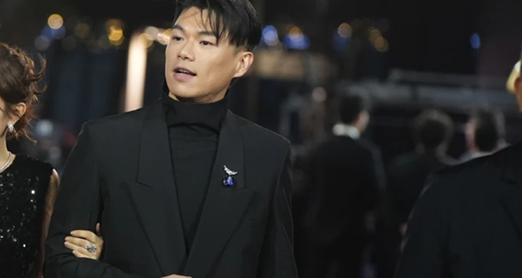 這次不少影評人和觀眾都非常期待柯煒林憑《大濛》拿下他演藝生涯的第一座金馬獎。紅毯上，他以簡約有型的黑色西裝亮相，僅以Tiffany經典石上鳥彩寶鑽石胸針點綴亮點，線條俐落又帶現代感，氣場穩重卻不失青春活力。