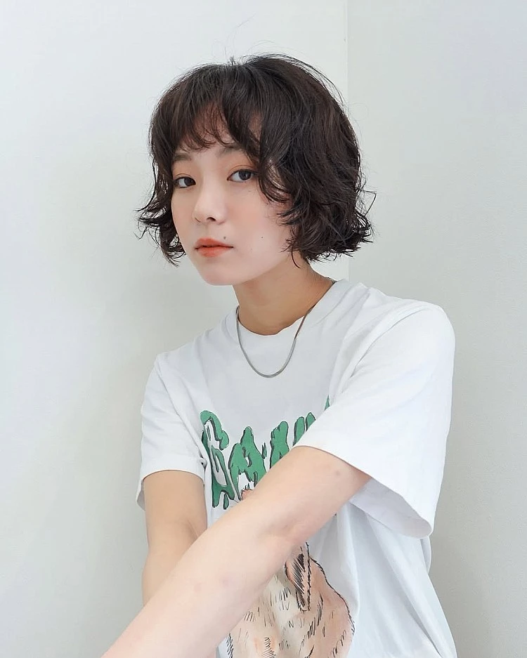 蓋白髮髮型推薦5:萊斯利捲短髮