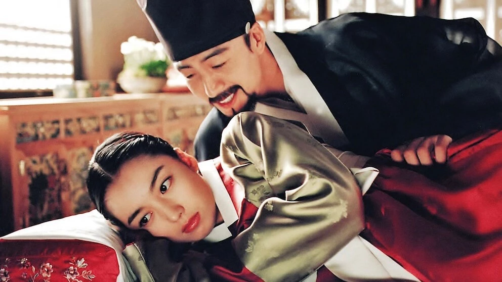 Netflix《挑情醜聞》翻拍自 2003 年由裴勇俊、李美淑、全度妍主演的電影《醜聞:朝鮮男女相悅之事》。該片把法國小說《危險關係》搬進講究男女禮教與貞節規範的朝鮮王朝,當年以成人情慾、精緻美術和大胆題材引起話題,憑藉精彩的故事與演員精湛的演技,即使被列為 18 禁限制級,在當時依舊突破 334 萬觀影人次。