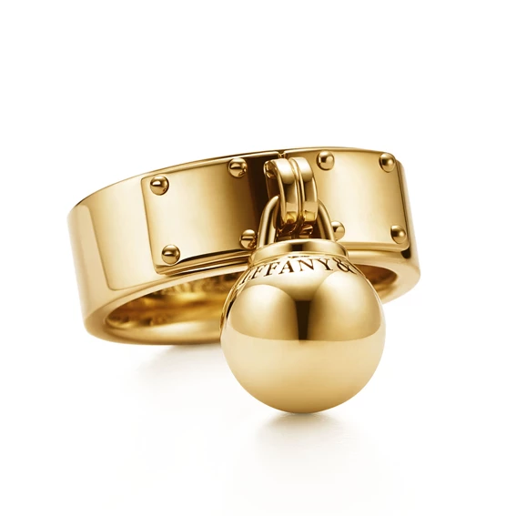 Tiffany Hard Wear系列，懸掛球形18K金戒指，68,000元。