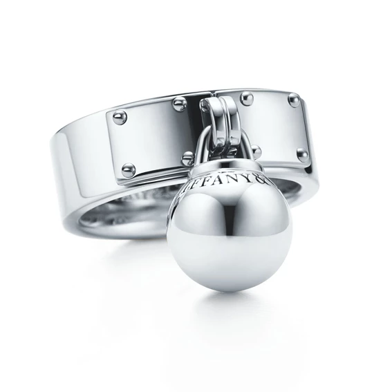 Tiffany Hard Wear系列，懸掛球形純銀戒指，16,000元。