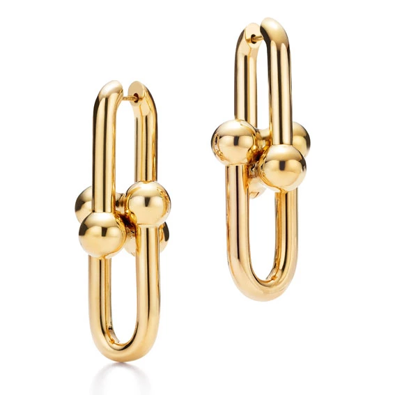 Tiffany Hard Wear系列，鏈結設計18K金耳環，153,000元。