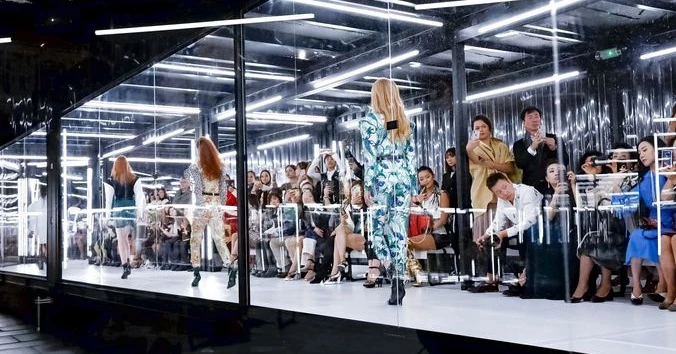 古裝水袖也能這麼時髦?Louis Vuitton 結合古典與未來,在羅浮宮為時裝周劃下句點