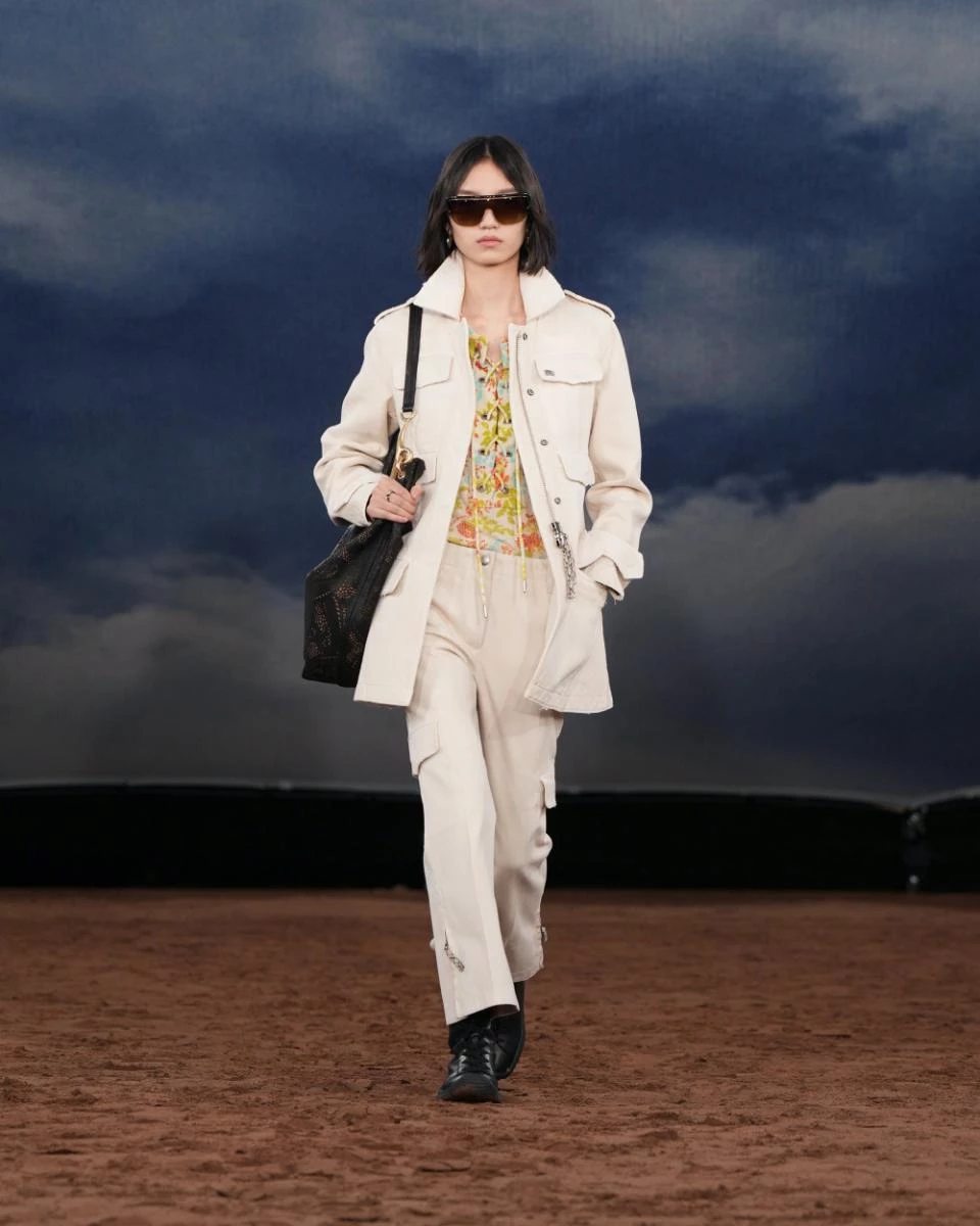 Burberry 是少數在時尚圈中並非依靠包袋創造營收的品牌，其核心營收來自大衣與圍巾。自三月的系列發表起，Daniel Lee 便持續在面料上進行升級。
