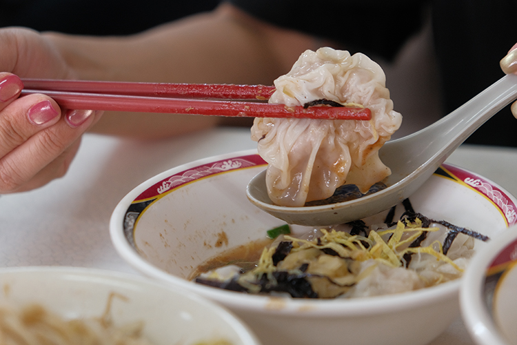 從中華商場走到西門町，「溫州大餛飩之家」飄香50餘年，守著那份屬於老台北的日常溫度。