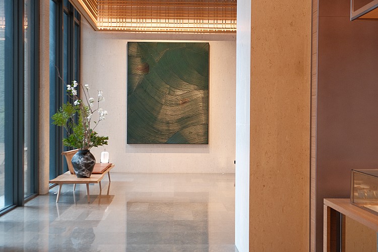 挑高10米的泉曦教堂以一抹潔白勾勒儀式氛圍，可容納180位賓客，空間靜謐而莊重