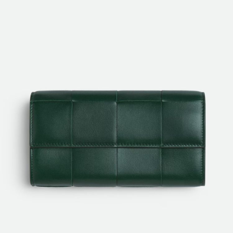 Bottega Veneta翻蓋長夾以經典Intreccio納帕皮革編織，並可透過工匠手工訂製，飽和墨綠色在視覺上深沉而不厚重，介於黑色的內斂與綠色的生命感之間，給人一種不張揚卻很有底氣的印象。