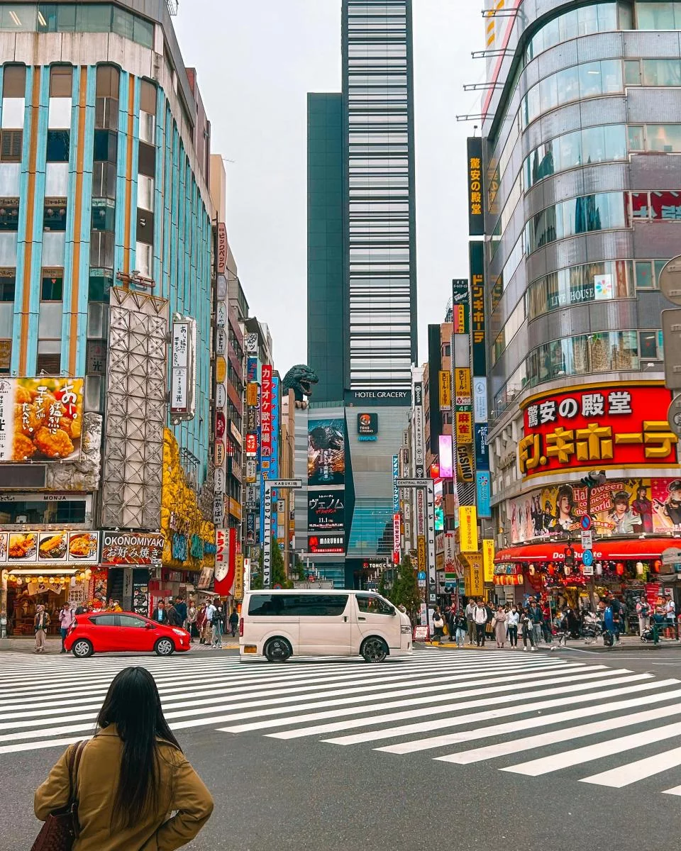 旅客只要在掛有「Japan Tax-Free Shop」標誌的店家消費達門檻,就能直接享有免稅折扣,或至店內退稅櫃檯辦理,簡單快速。