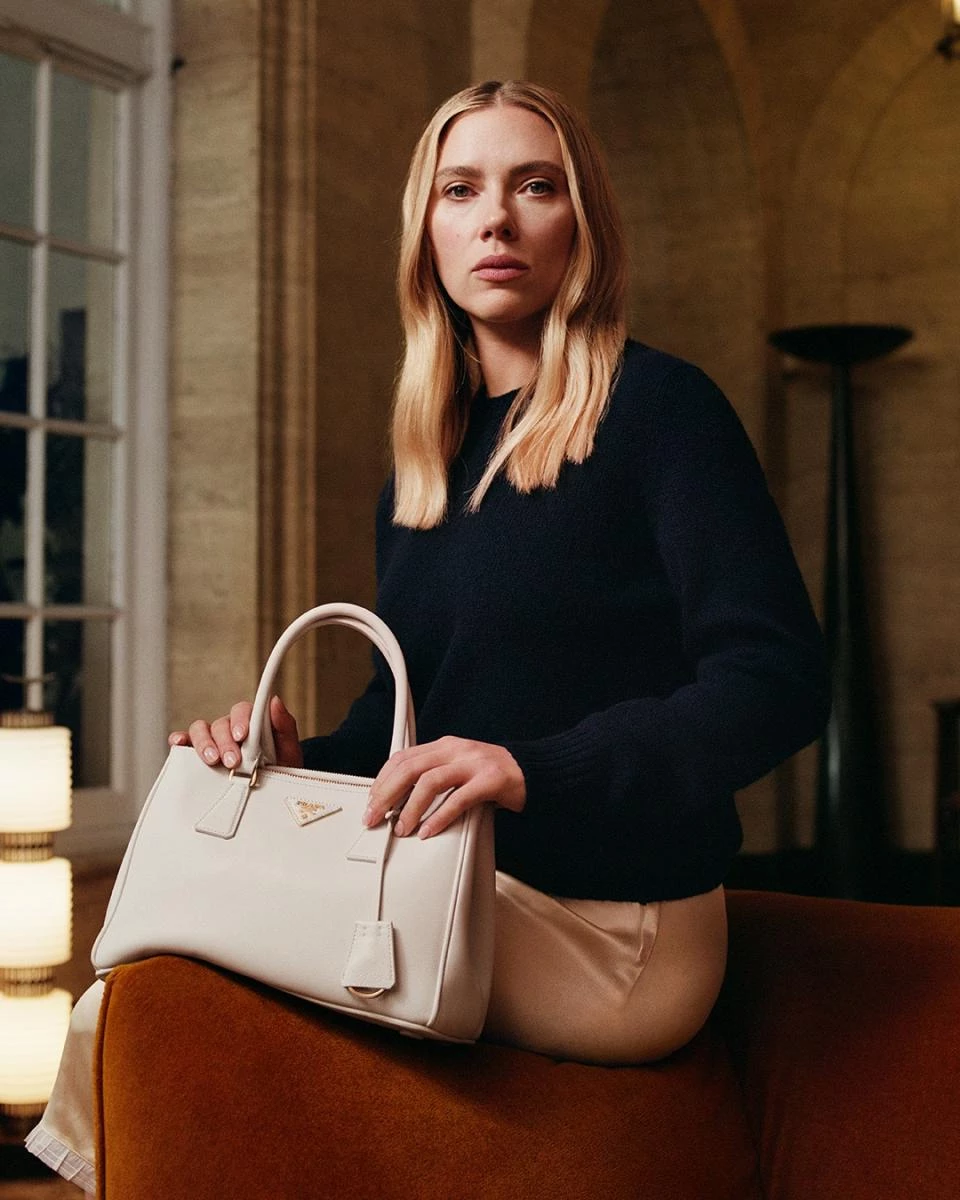 Prada 集團公布 2025 年前三季財報（截至 2025 年 9 月 30 日止，共計九個月），整體營收達 41 億歐元（約新台幣 1,460 億元），與去年同期相比成長 9%。亞太地區（含台灣）為主要營收來源，成長 10% 至 12 億歐元（約新台幣 427 億元）。單就 2025 年第三季（7 至 9 月）表現來看，營收增長 8%，與第二季持平。集團近五年來已連續 19 個季度維持增長。