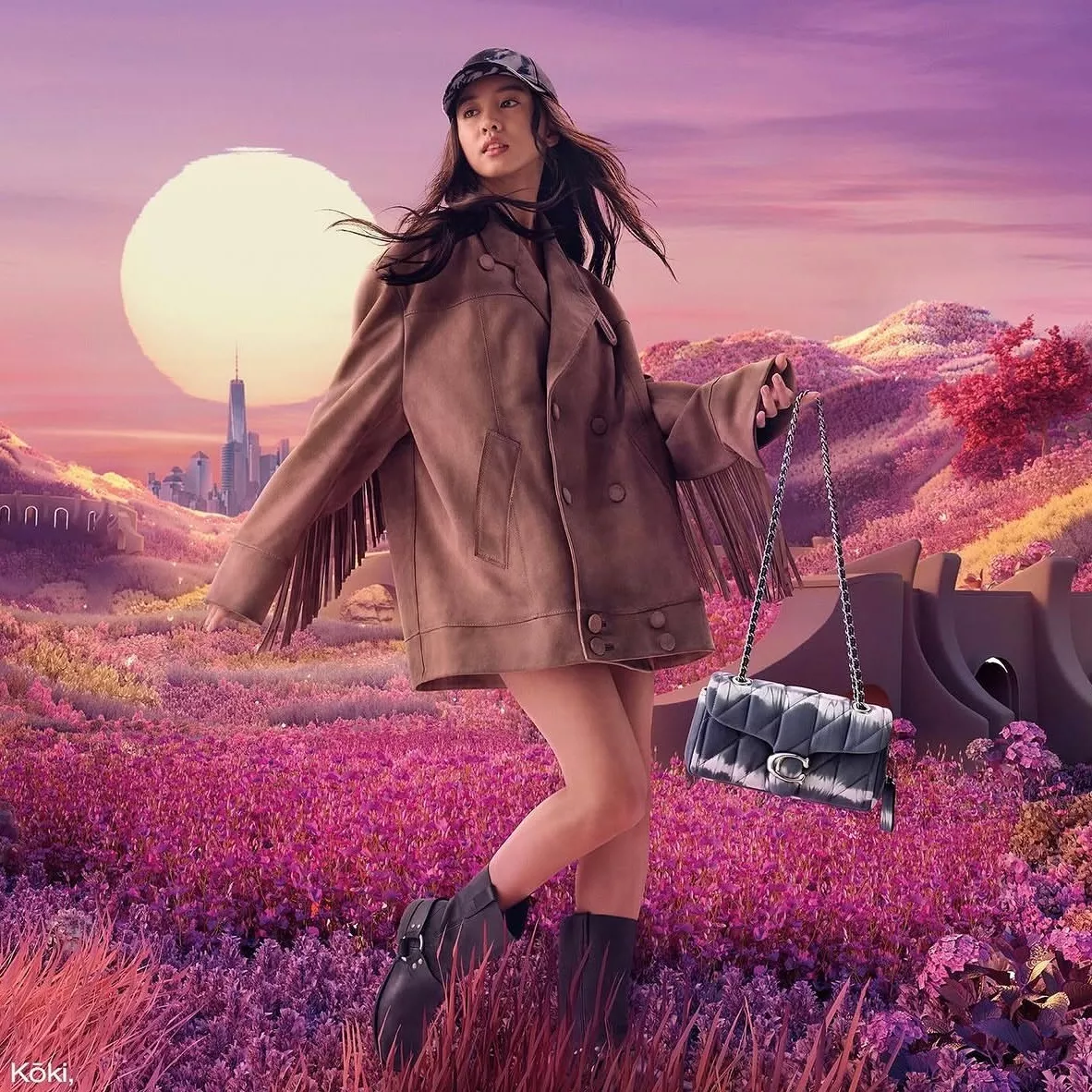 2018 年,年僅 15 歲的木村光希登上《ELLE JAPAN》封面正式以模特兒身份出道。同年 8 月,她更成為寶格麗日本品牌大使,創下品牌在日本最年輕大使紀錄,而她遺傳自爸媽的神五官,加上 170 公分的完美比例,讓她輕鬆切換日系、歐美等不同風格外型,成為 Chanel、Louis Vuitton、Estée Lauder...等國際品牌搶合作對象,並在 2020 年成為 Coach 品牌大使,多年來持續邀她拍攝形象廣告。
