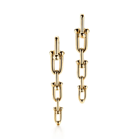 Tiffany Hard Wear系列，鏈結設計垂墜式18K金耳環，191,000元。