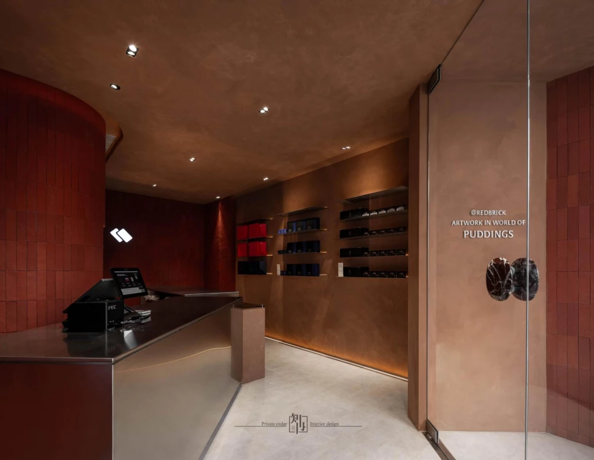 知冉設計為 Red Brick 打造兩家台南門市:安平店、崇信店,成為台南極簡的建築地標之一,紅色窯燒立磚的鋪陳,為整體空間增添侘寂氛圍。不全然只是為了買好吃布丁,而是透過空間的形塑,調慢客人在店內的時間。作為一個 35 年的甜點品牌,不全然只是透過商業空間盈利,而是帶領客人重新感受這座府城的人氣味,讓年輕的消費者更喜歡腳下的土地。