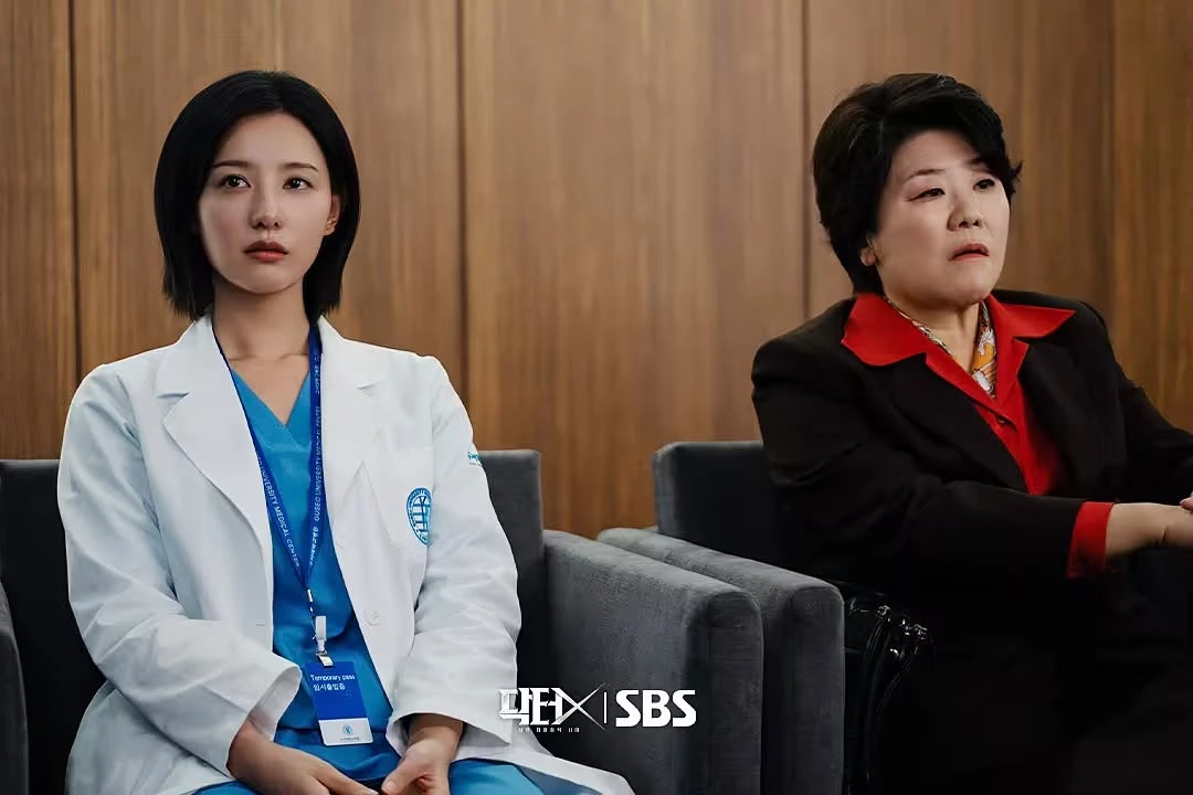 金智媛主演的韓版《X Doctor:白色黑手黨的時代》則將故事重新定位為「醫療黑色劇」,不再只是看女主角如何解決棘手手術,更將焦點放在韓國醫療體系背後的權力結構與腐敗問題,換句話說,日版的魅力是讓觀眾看見一位不服從體制的醫師如何屢次獲勝,韓版則更強調她如何與龐大的不公義制度正面對抗,讓同樣的醫療題材多了犯罪懸疑與社會案件的層面。