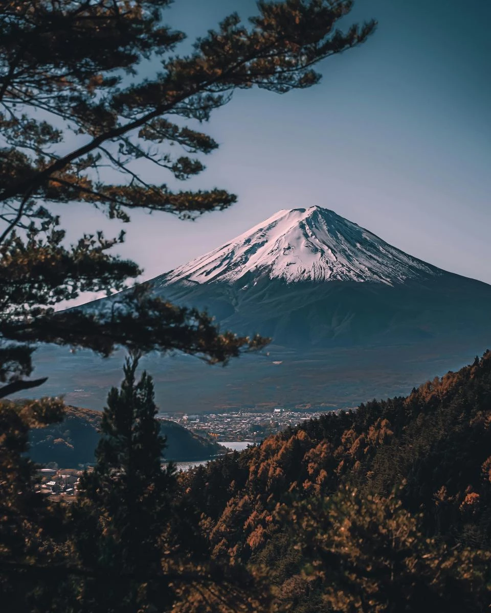 日本對「過度觀光」的控管已不只是口號,富士山率先成為政策試點。