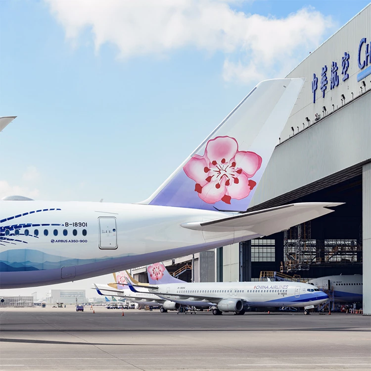 中華航空標誌性的梅花圖案標示於機尾,正停留在桃園機場機房內。