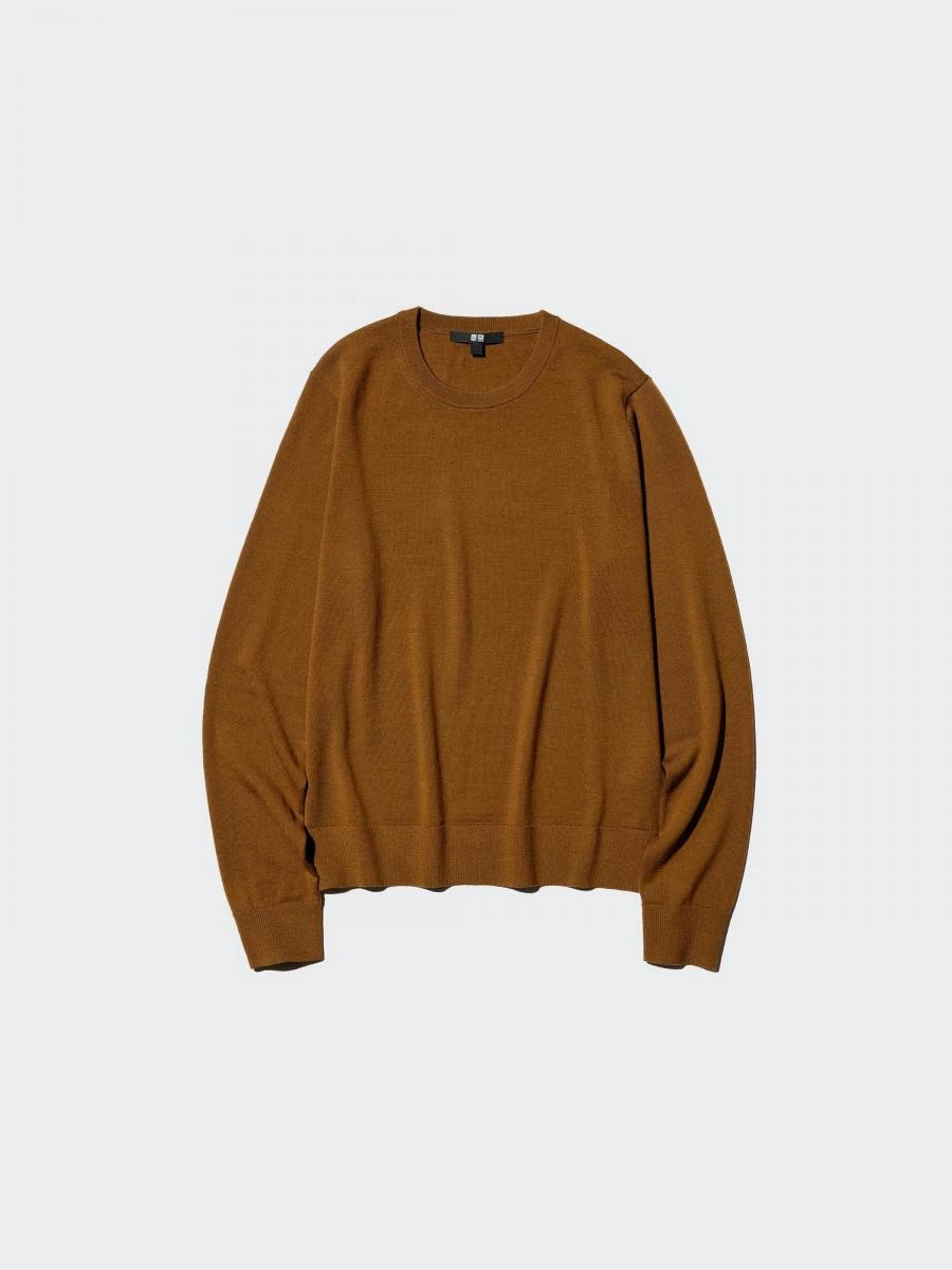 Uniqlo 每年入冬的必買單品絕對是美麗諾毛衣，輕薄、多色好搭配的特性，很適合搭配高腰褲紮進褲子裡，或是與短裙混搭，皆能創造好氣質。